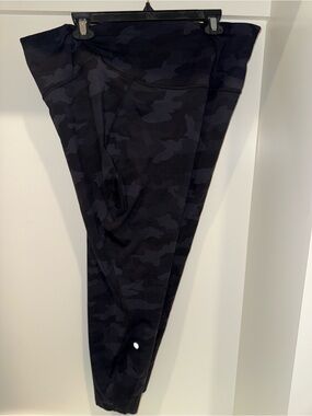 NWOT Lulu Base Pace HR Crop 25